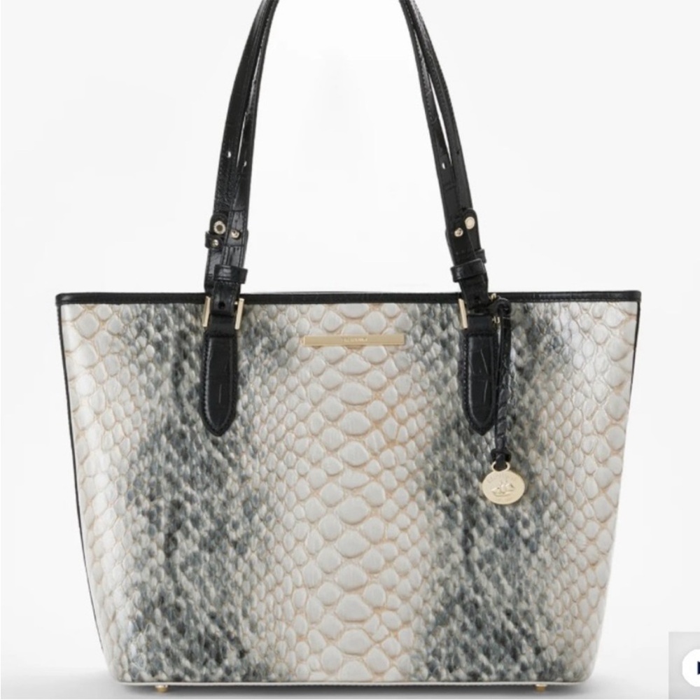 Brahmin Medium Asher Black Rockaway
Card and dust bag included